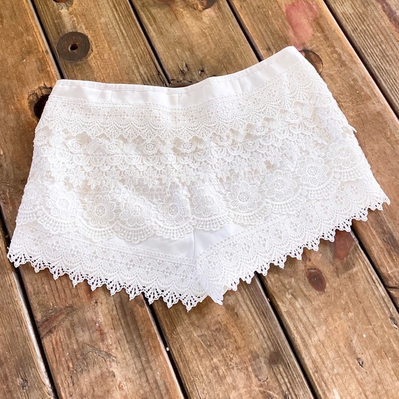 ~Xtaren~ white layered lace shorts zip up the side - Picture 3 of 4